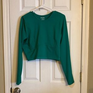 Social Tourist from Hollister Green Long Sleeve Crop Top Athletic Wear